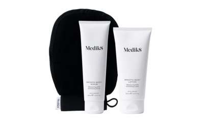 MEDIK8 Smooth Body Exfoliating Kit Vyhlazující trio peeling + rukavice + mléko s AHA kyselinami na suchou a drsnou pokožku celého těla 150 ml + 200 ml